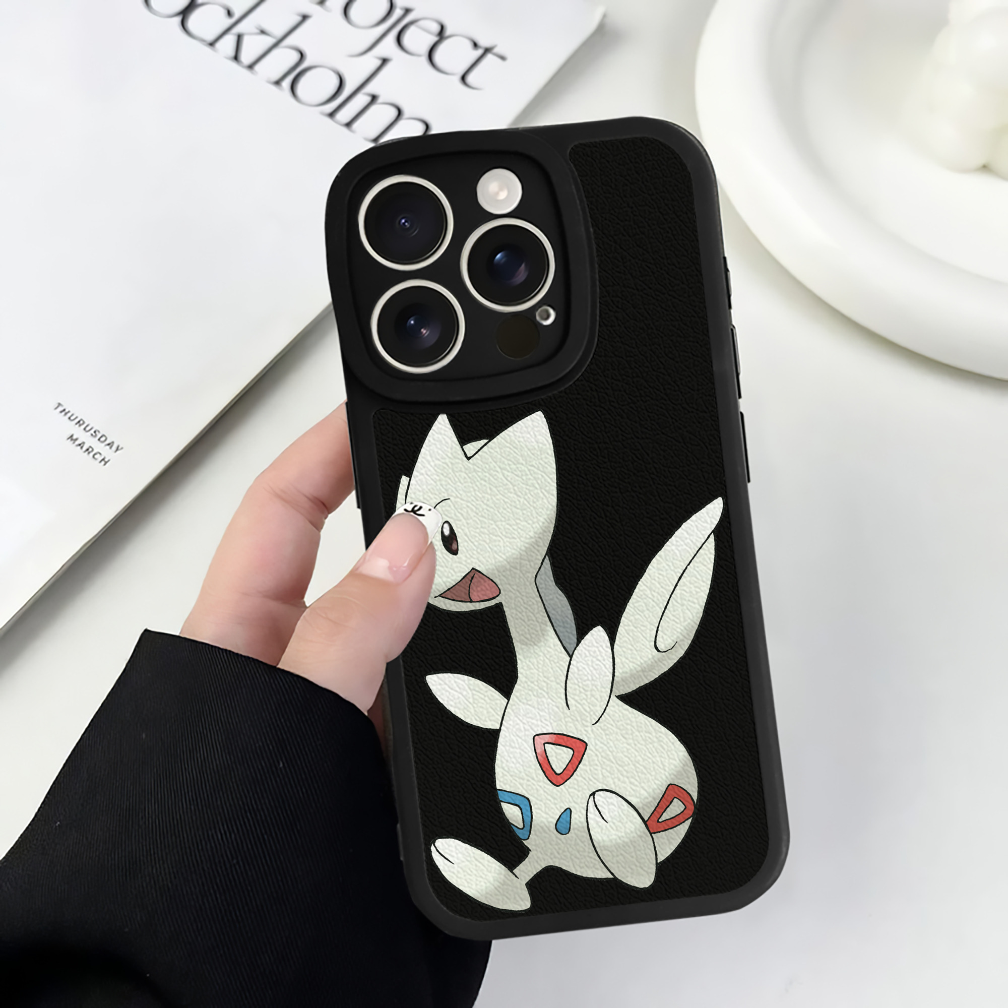 （画像用） ポケットモンスター Pokémon 【iPhone 16シリーズ対応】シリコンスマホケース（レザー調） 材質：シリコン